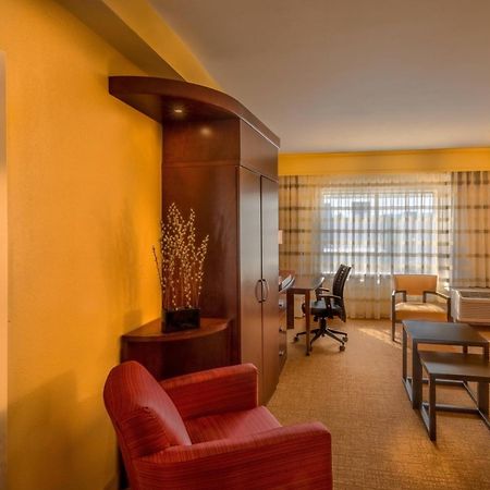 Отель Courtyard By Marriott Charleston Downtown/Civic Center Экстерьер фото