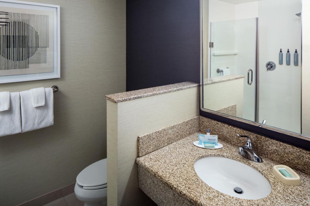 Отель Courtyard By Marriott Charleston Downtown/Civic Center Экстерьер фото