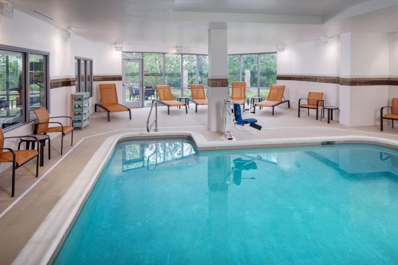 Отель Courtyard By Marriott Charleston Downtown/Civic Center Экстерьер фото