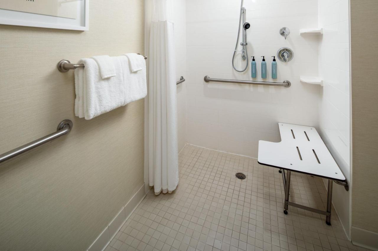 Отель Courtyard By Marriott Charleston Downtown/Civic Center Экстерьер фото