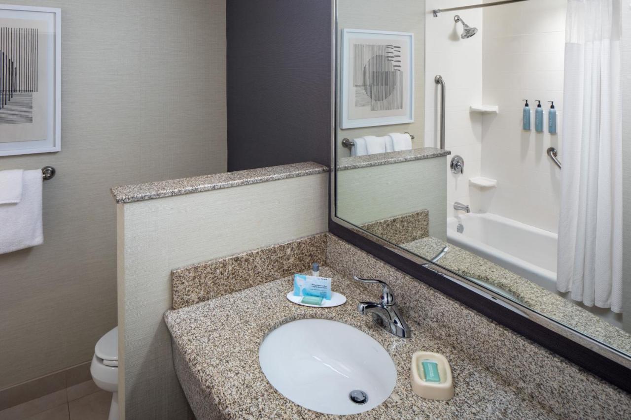 Отель Courtyard By Marriott Charleston Downtown/Civic Center Экстерьер фото