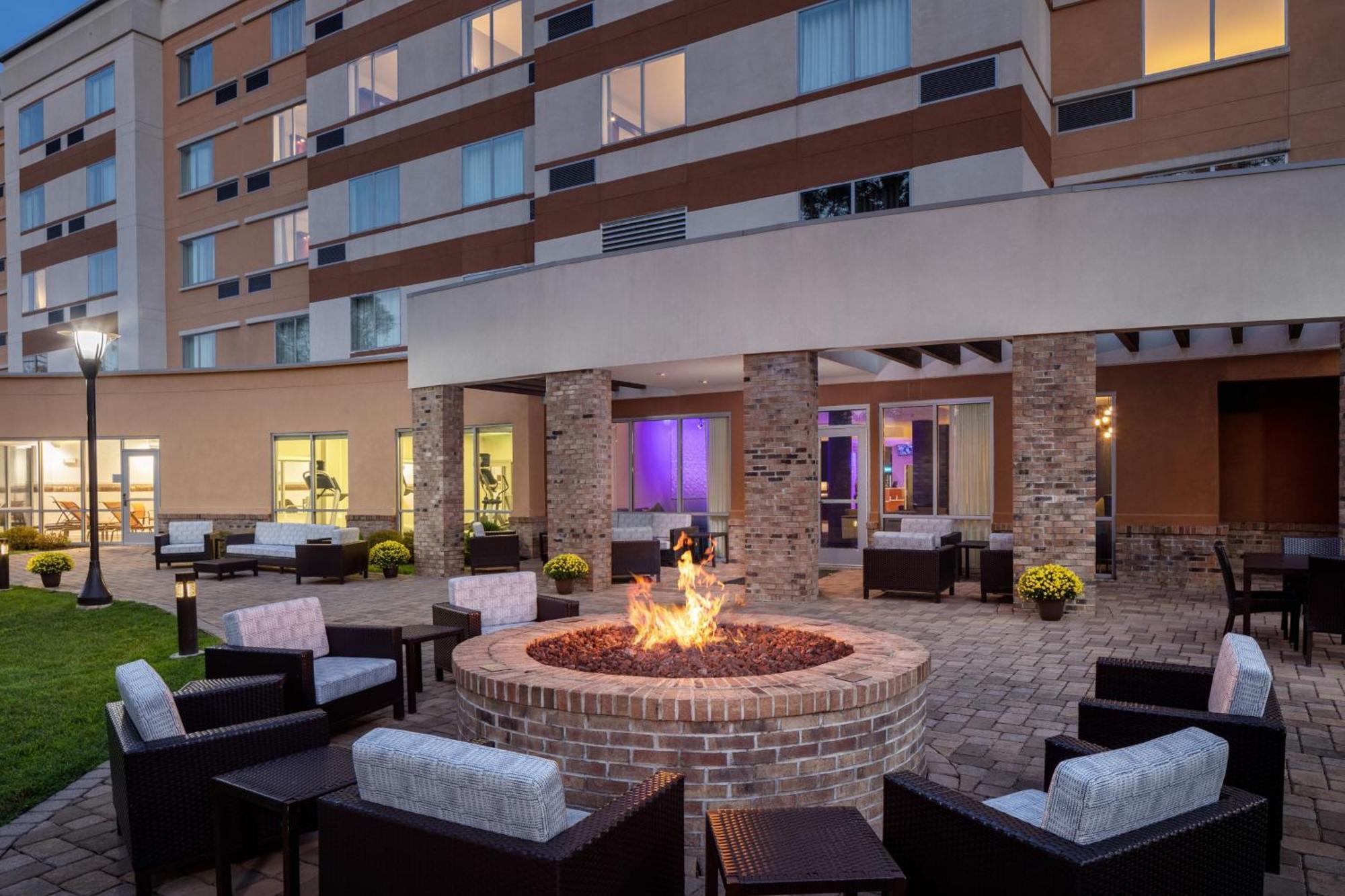 Отель Courtyard By Marriott Charleston Downtown/Civic Center Экстерьер фото