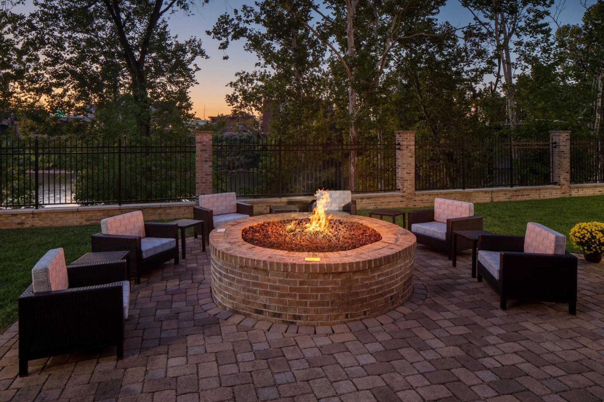 Отель Courtyard By Marriott Charleston Downtown/Civic Center Экстерьер фото