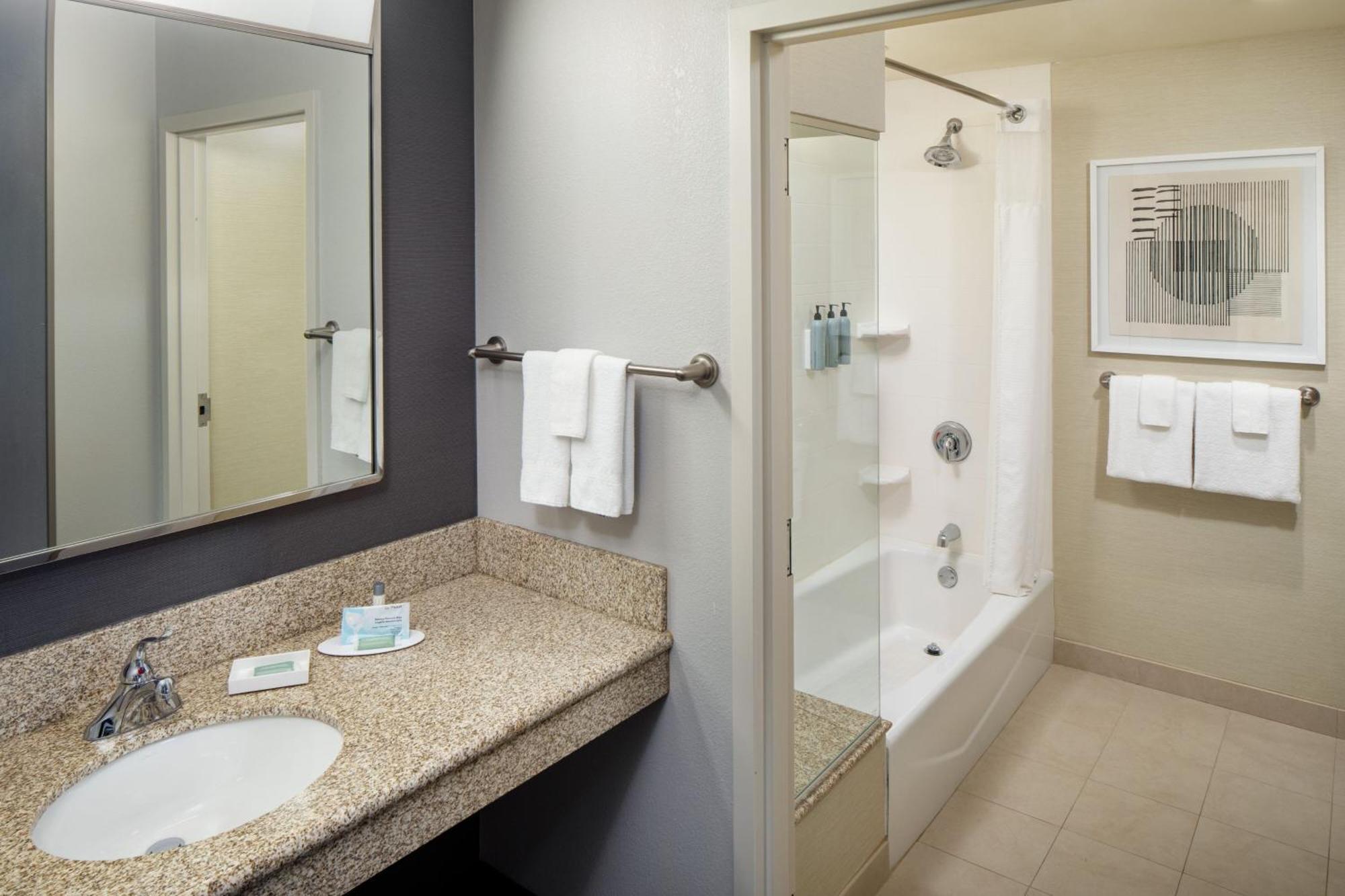 Отель Courtyard By Marriott Charleston Downtown/Civic Center Экстерьер фото