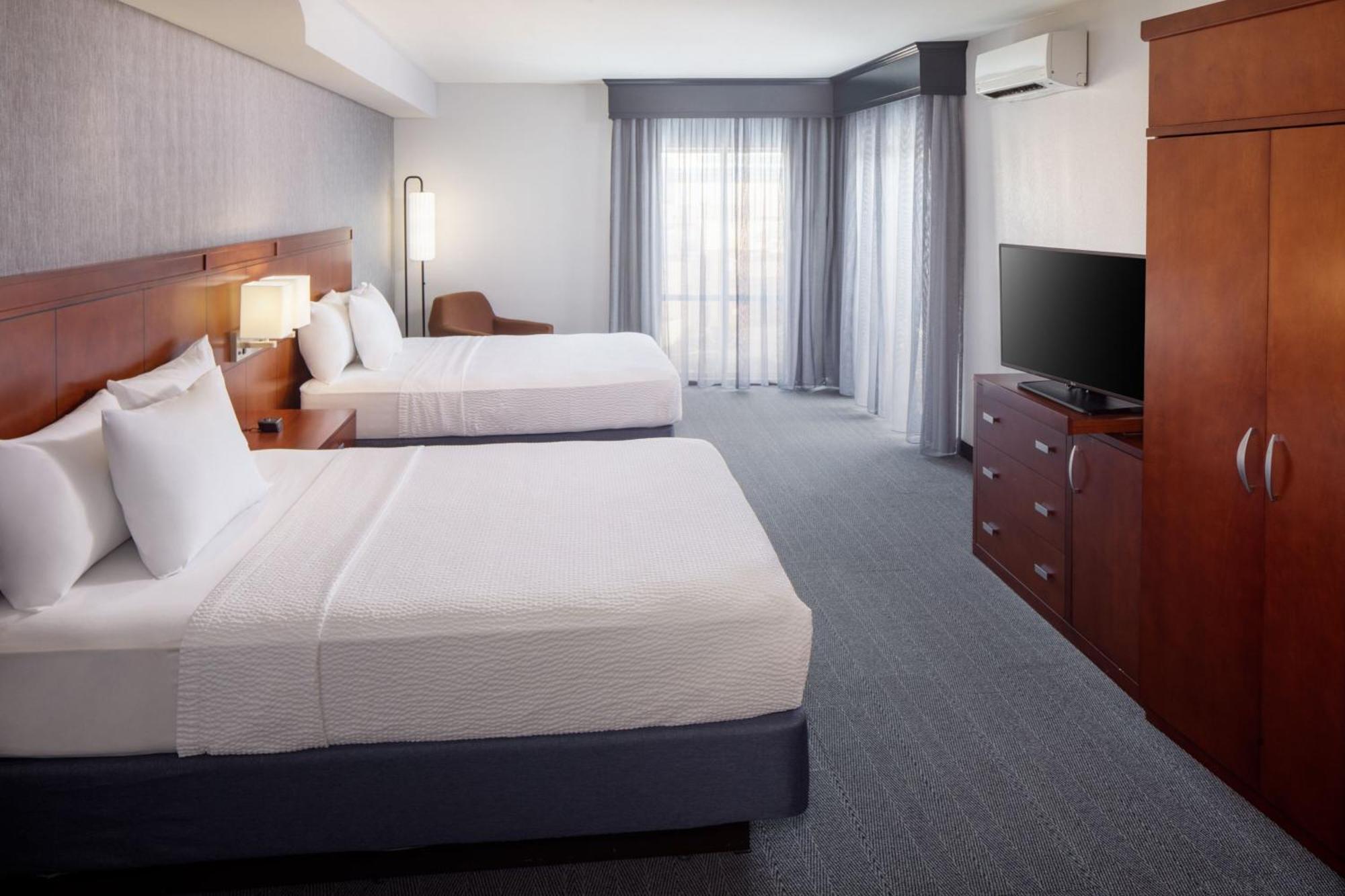 Отель Courtyard By Marriott Charleston Downtown/Civic Center Экстерьер фото