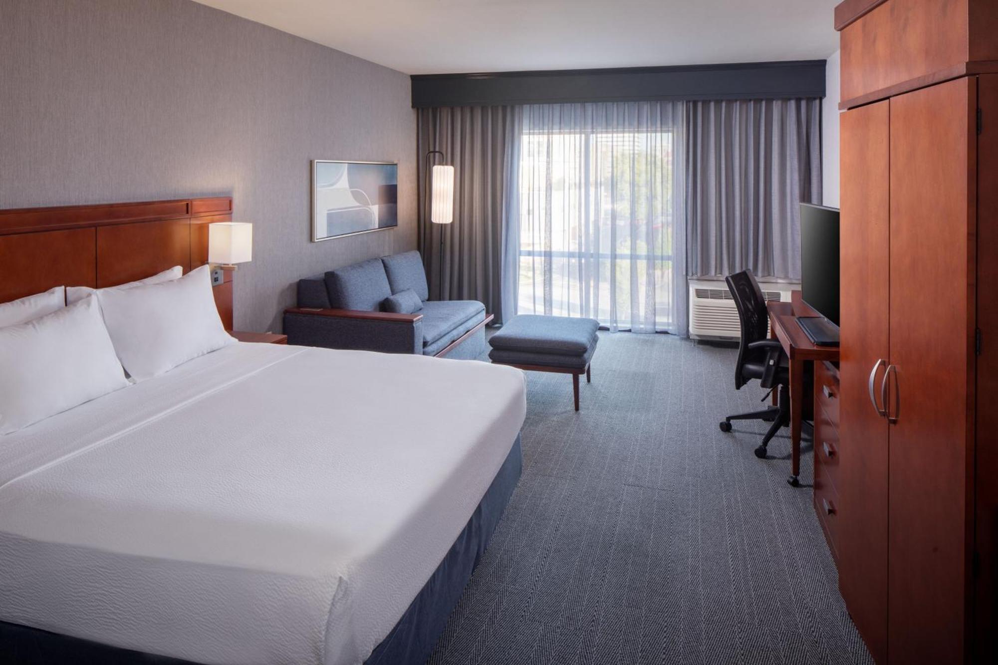 Отель Courtyard By Marriott Charleston Downtown/Civic Center Экстерьер фото
