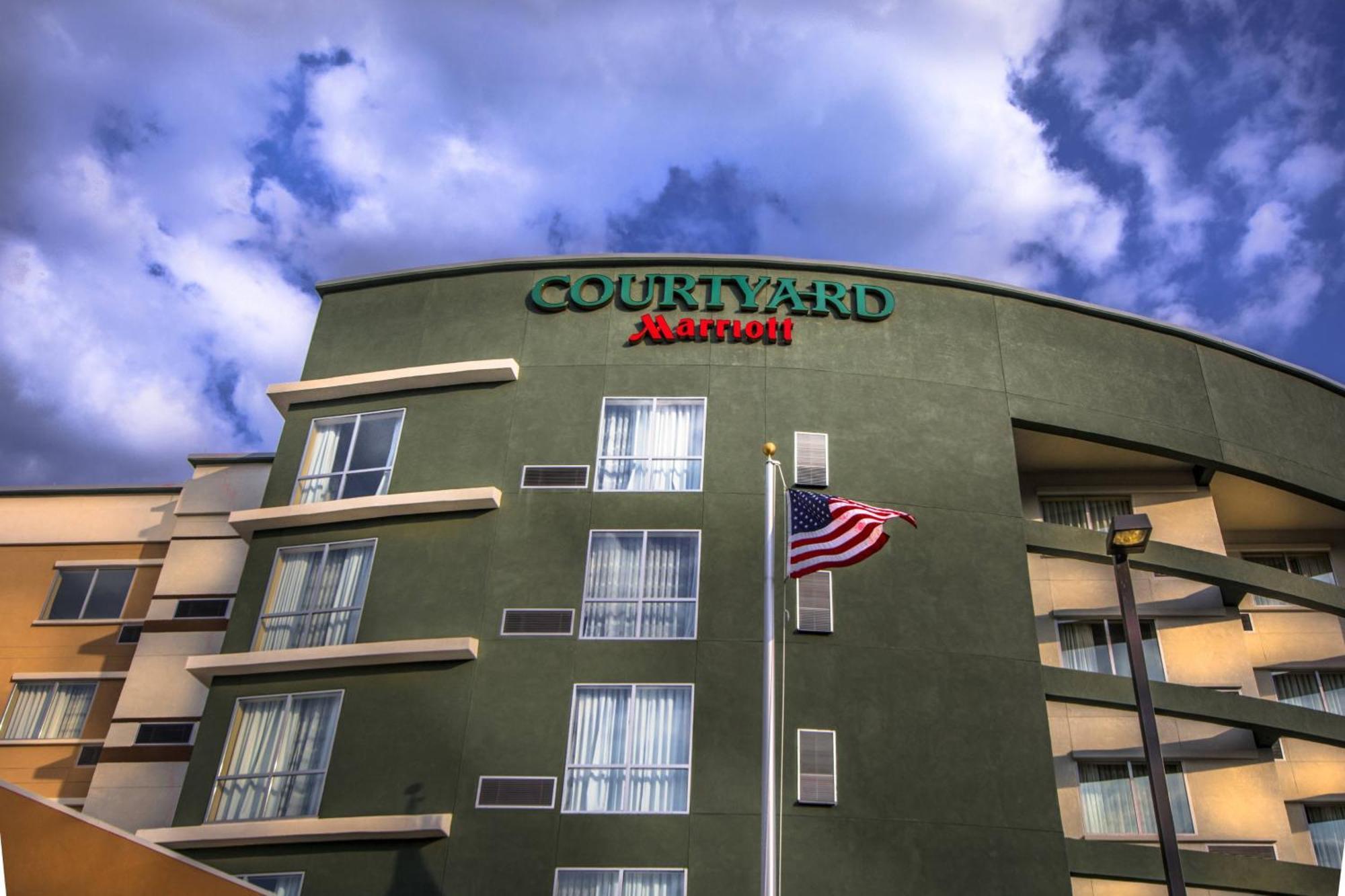 Отель Courtyard By Marriott Charleston Downtown/Civic Center Экстерьер фото