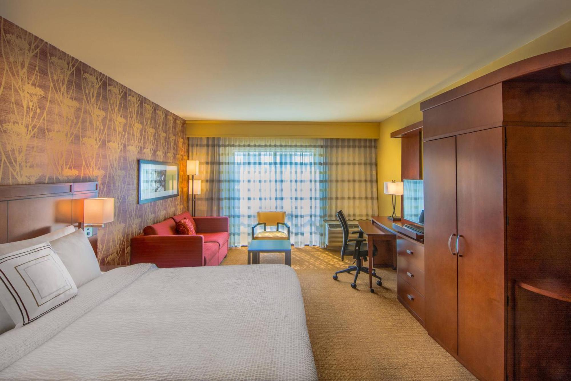 Отель Courtyard By Marriott Charleston Downtown/Civic Center Экстерьер фото