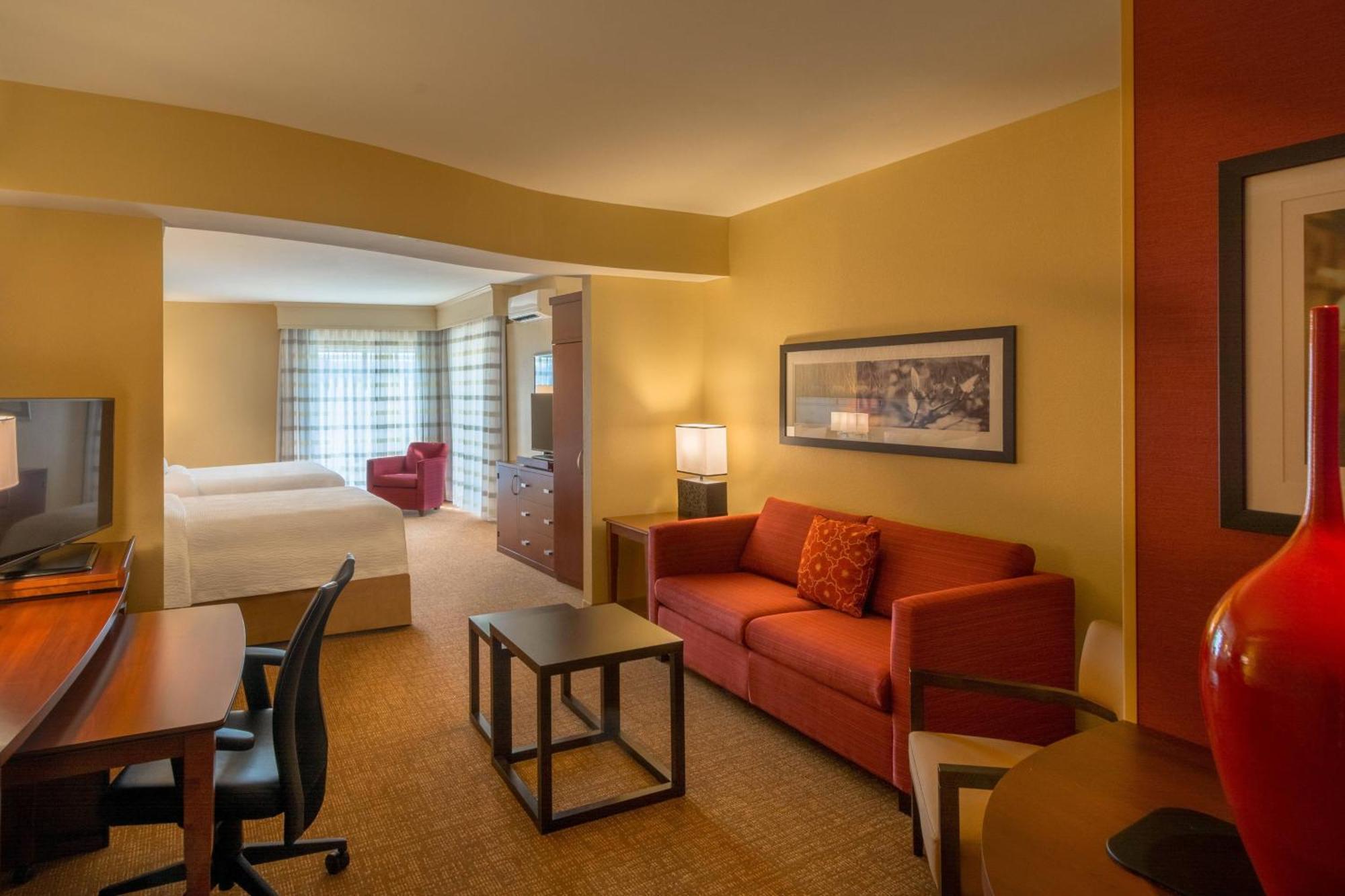 Отель Courtyard By Marriott Charleston Downtown/Civic Center Экстерьер фото
