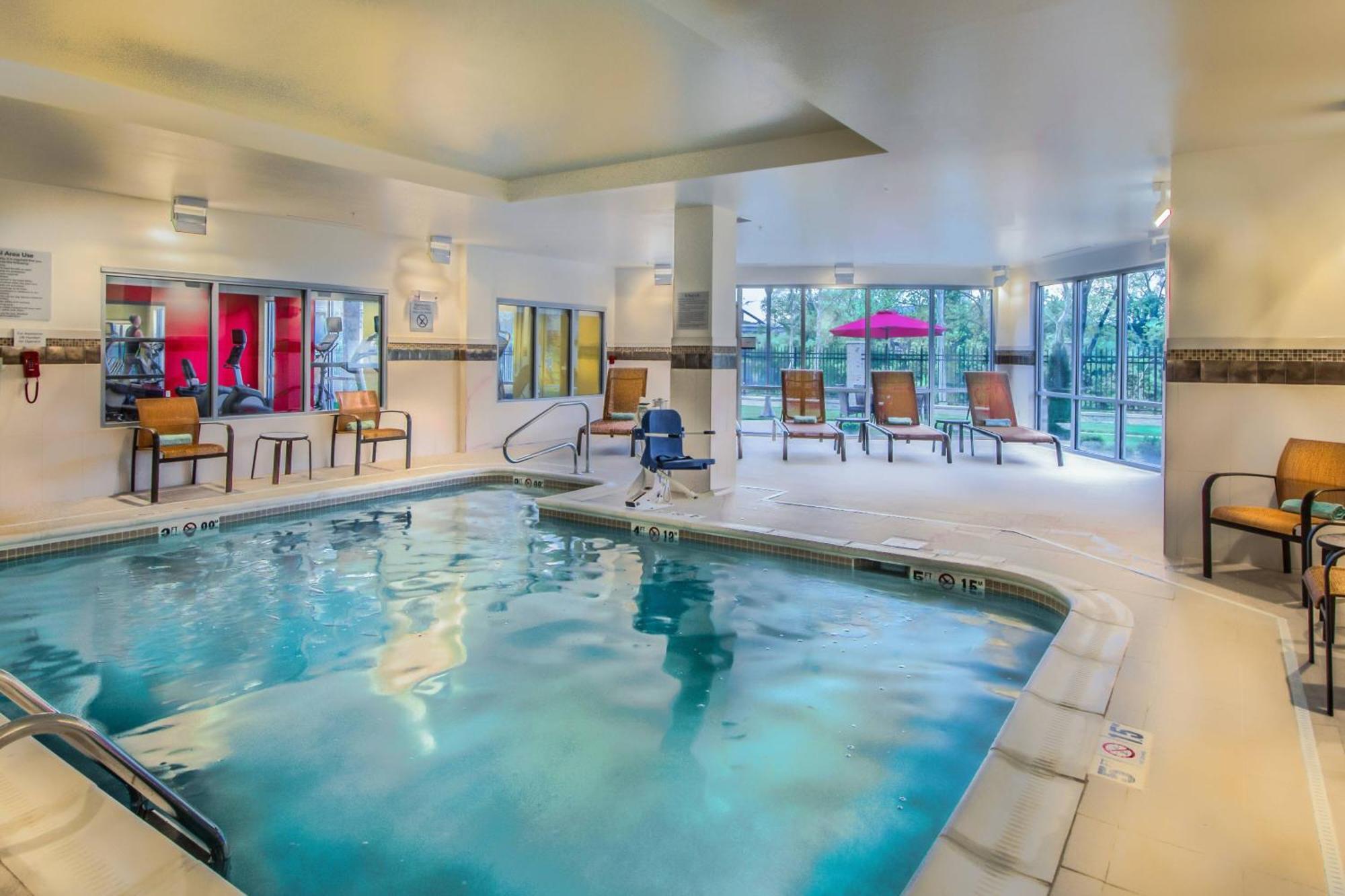 Отель Courtyard By Marriott Charleston Downtown/Civic Center Экстерьер фото