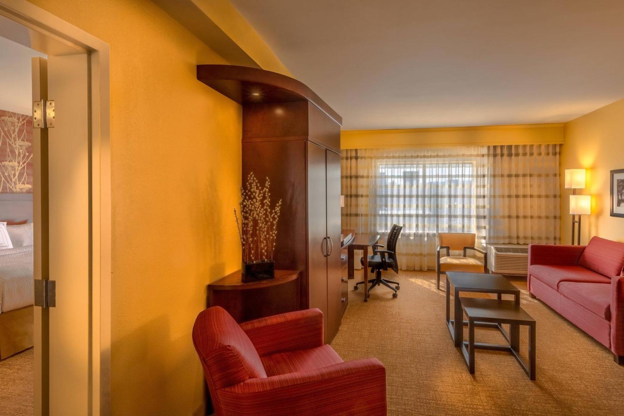 Отель Courtyard By Marriott Charleston Downtown/Civic Center Экстерьер фото