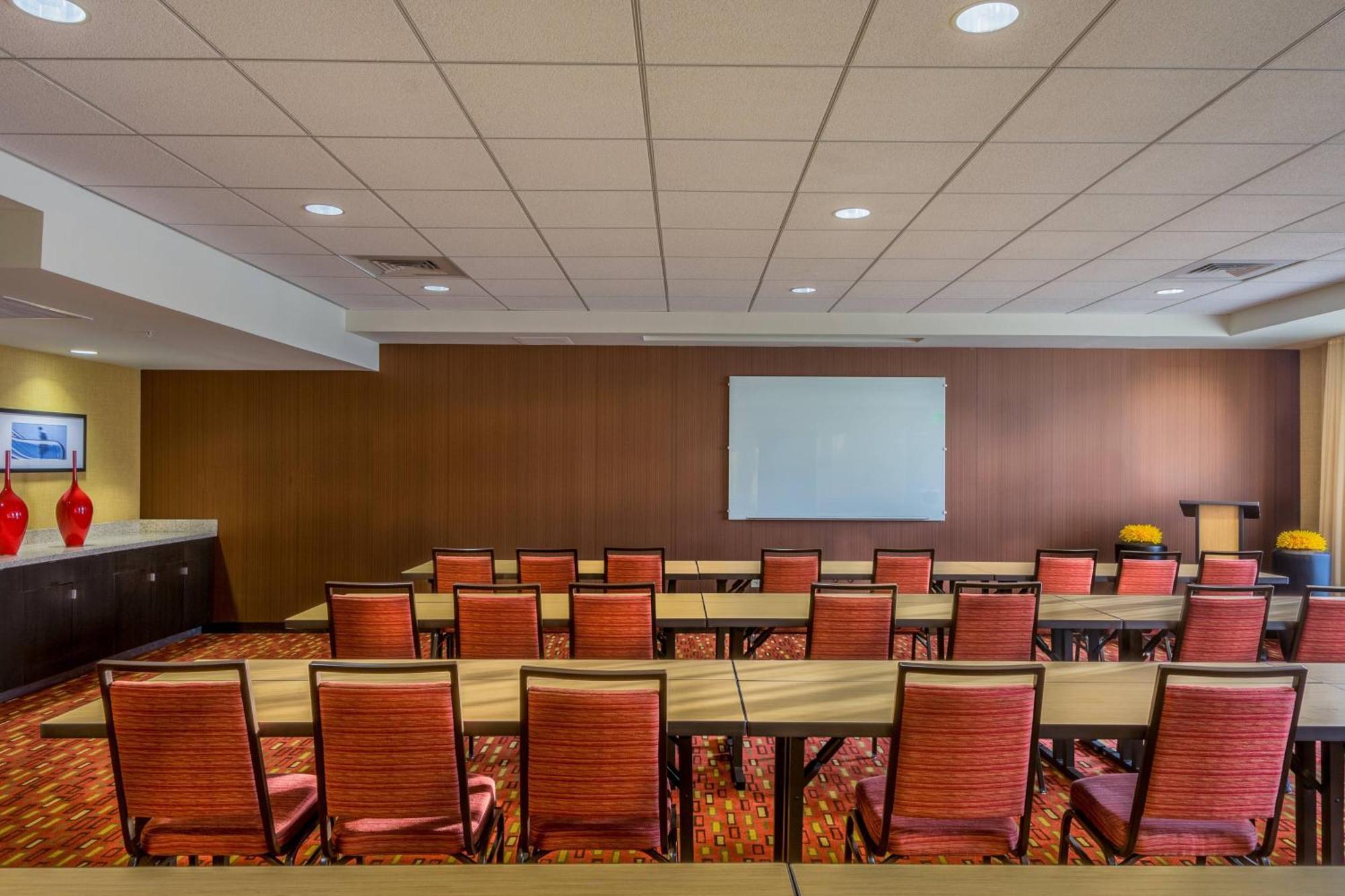 Отель Courtyard By Marriott Charleston Downtown/Civic Center Экстерьер фото