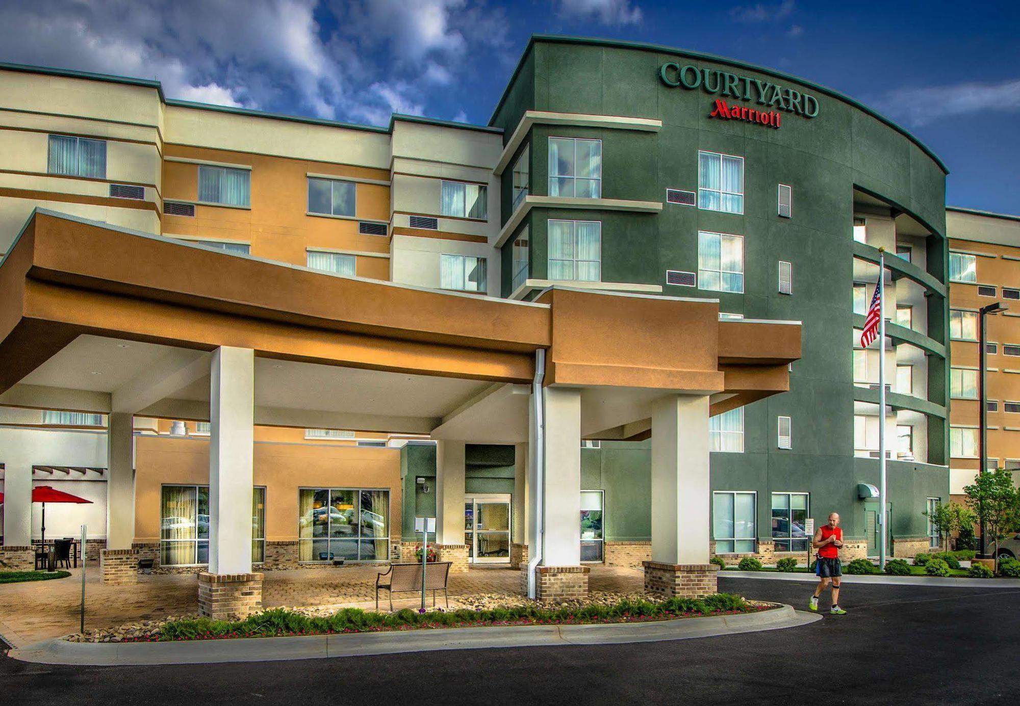 Отель Courtyard By Marriott Charleston Downtown/Civic Center Экстерьер фото