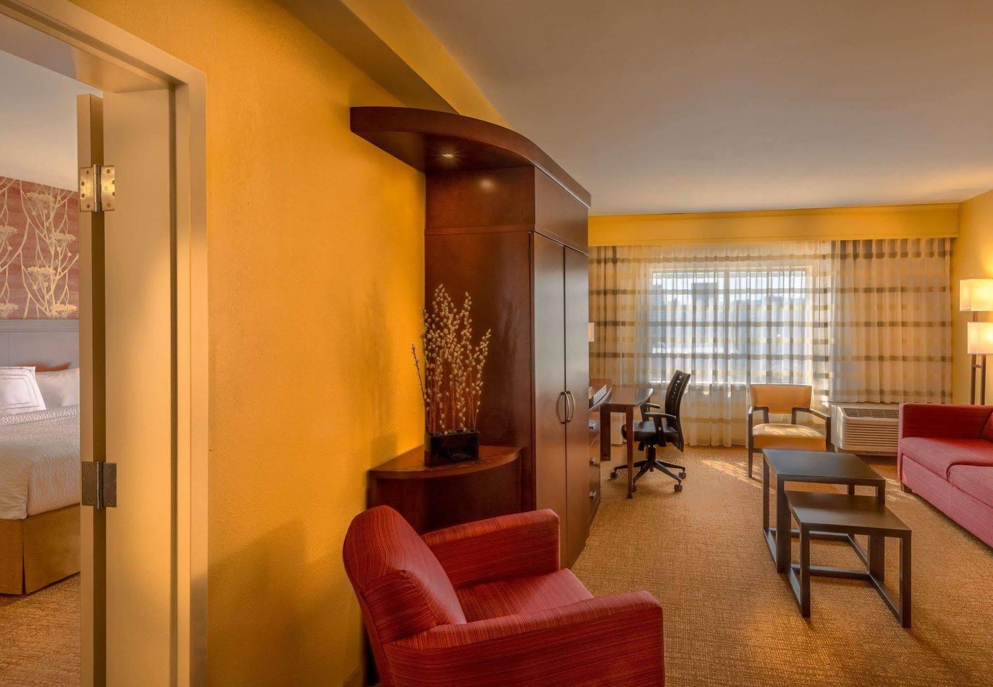 Отель Courtyard By Marriott Charleston Downtown/Civic Center Экстерьер фото