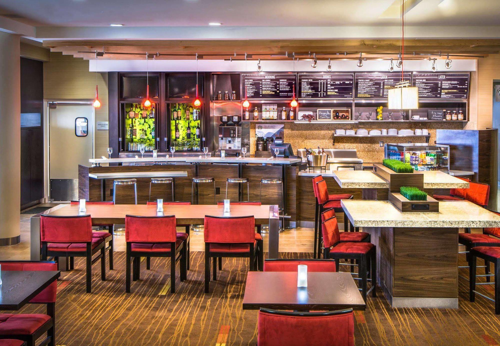 Отель Courtyard By Marriott Charleston Downtown/Civic Center Экстерьер фото